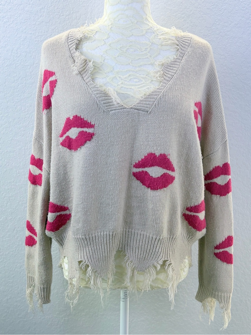 Just Polly Distressed Cropped V-Neck Sweater Pink Lip Kiss Print Oversized Med